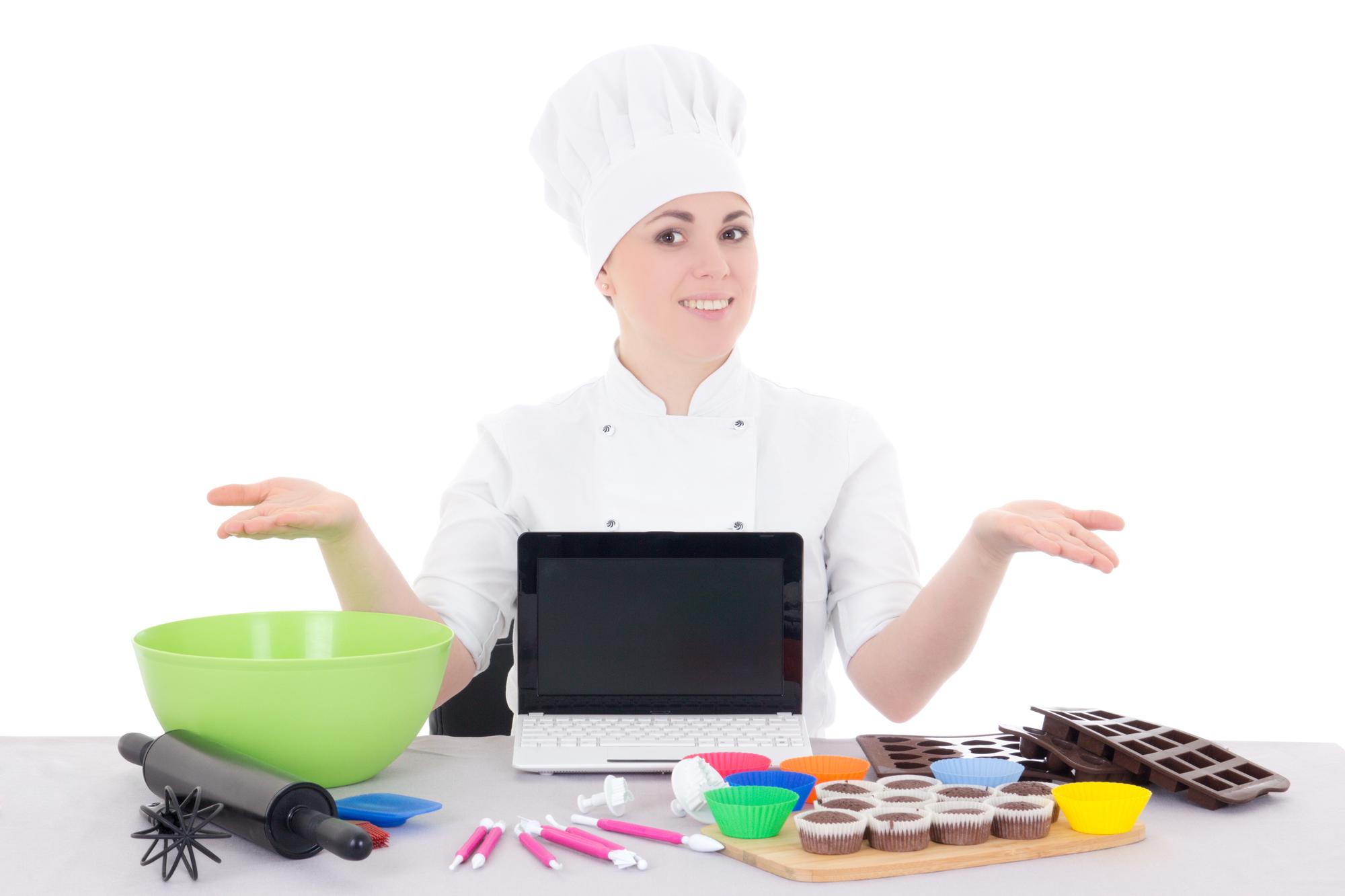 Chef che guida una lezione online via webcam