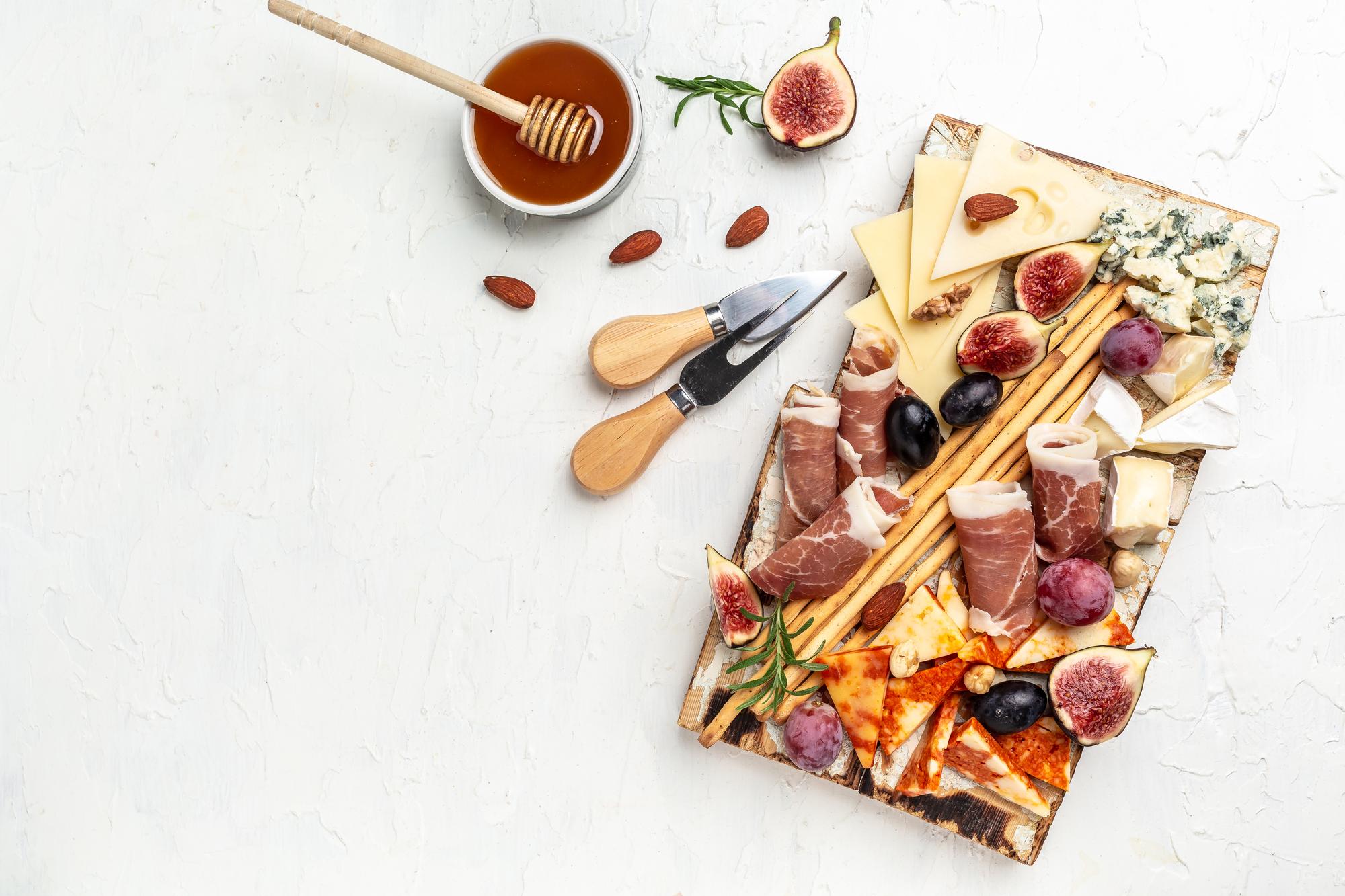 Tagliere con antipasti preparati durante corso