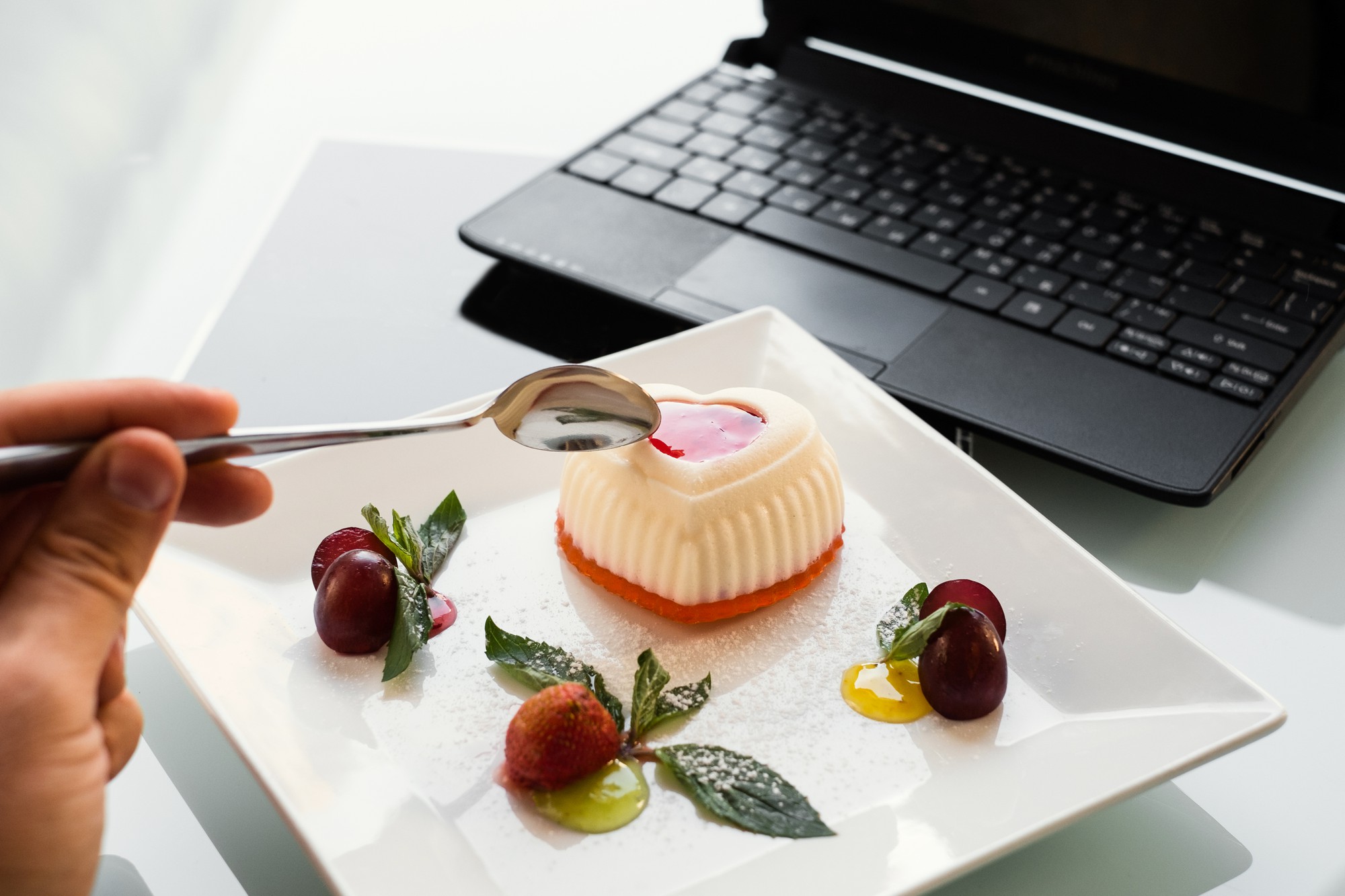 Dettaglio impiattamento dolce moderno